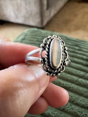 Sterling Silver Mother-of-Pearl Oval Statement Ring – White Size 8.5